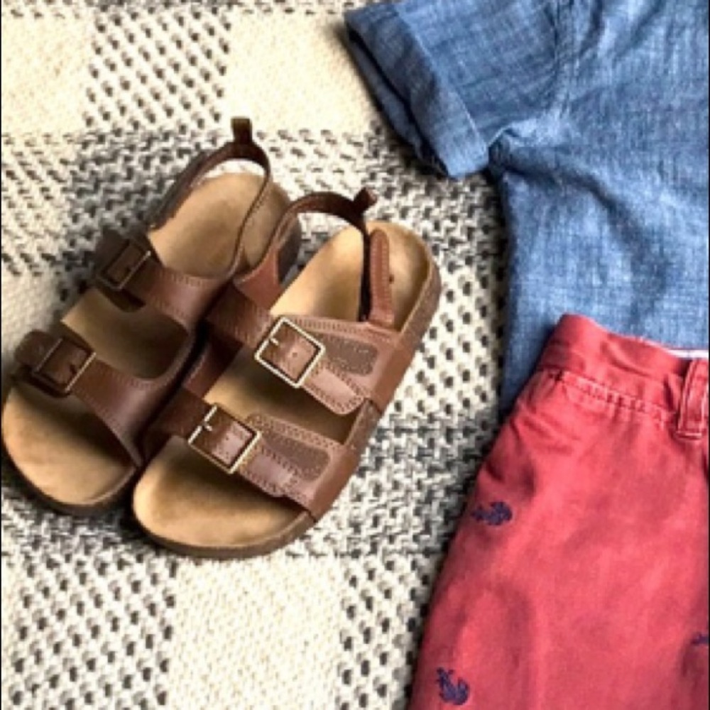 EUC sz. 2 boys Velcro sandals